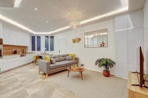 Martine Suite, Place de la République